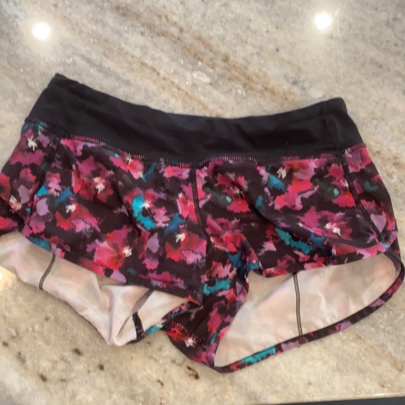 Cute floral lululemon shorty shorts - Picture 1 of 3
